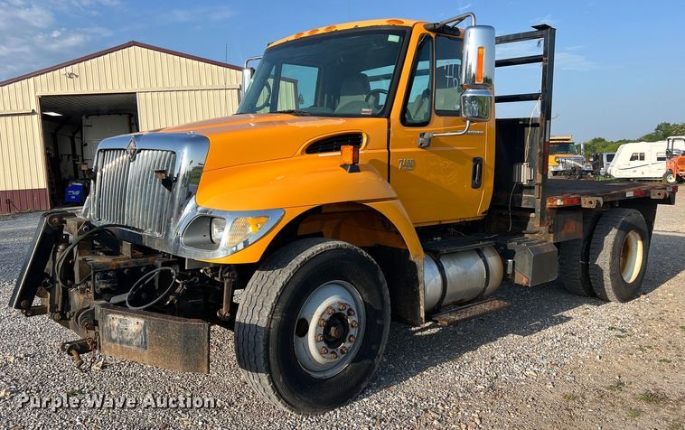 image for item NA9065 2005 International 7400  flatbed truck