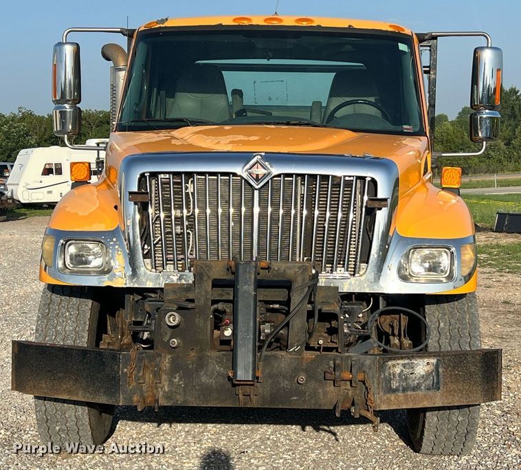 image for item NA9065 2005 International 7400  flatbed truck