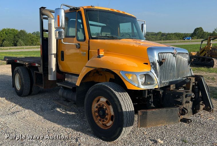 image for item NA9065 2005 International 7400  flatbed truck