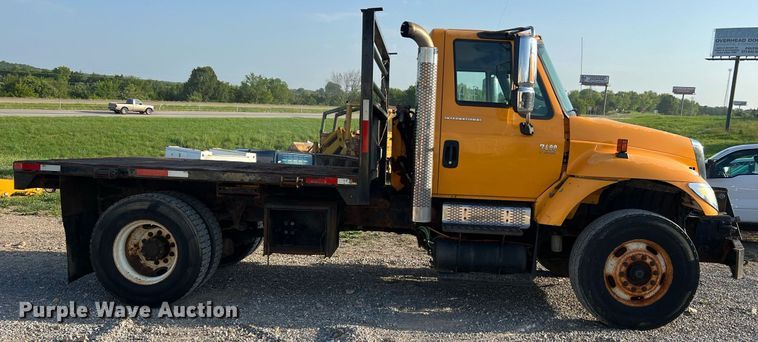 image for item NA9065 2005 International 7400  flatbed truck