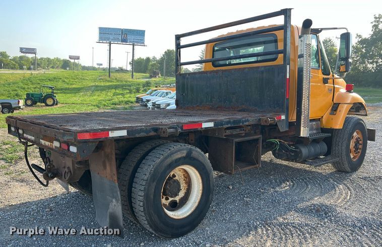 image for item NA9065 2005 International 7400  flatbed truck