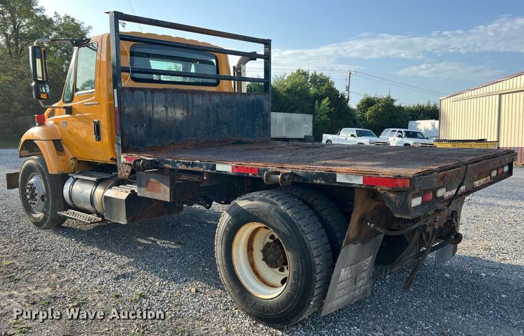 image for item NA9065 2005 International 7400  flatbed truck