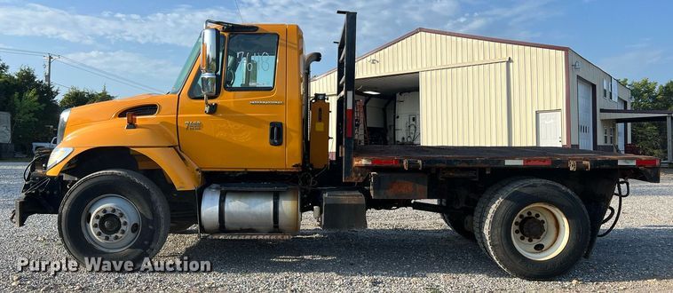 image for item NA9065 2005 International 7400  flatbed truck