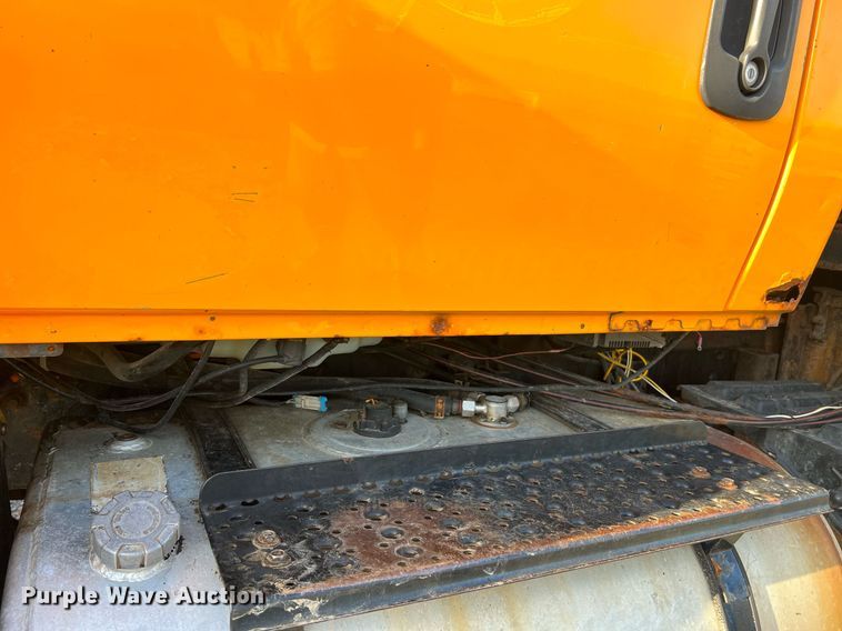 image for item NA9065 2005 International 7400  flatbed truck