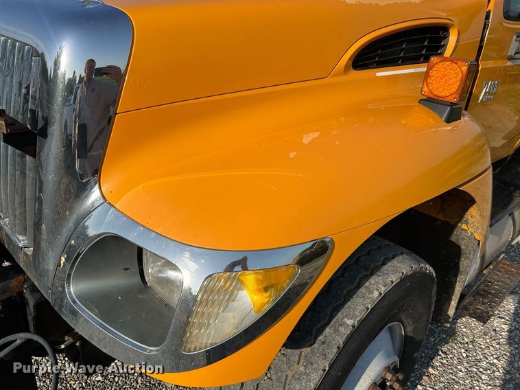 image for item NA9065 2005 International 7400  flatbed truck