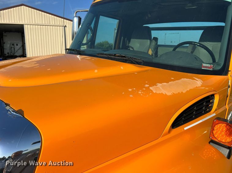 image for item NA9065 2005 International 7400  flatbed truck