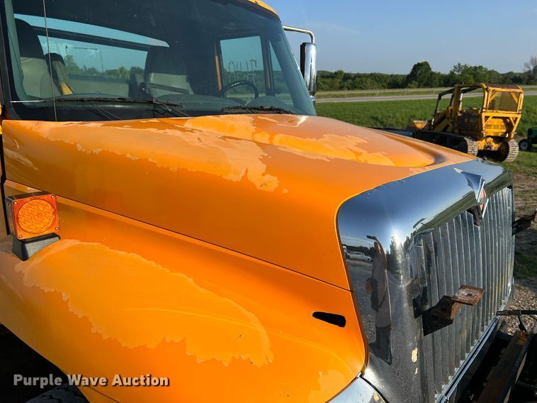 image for item NA9065 2005 International 7400  flatbed truck