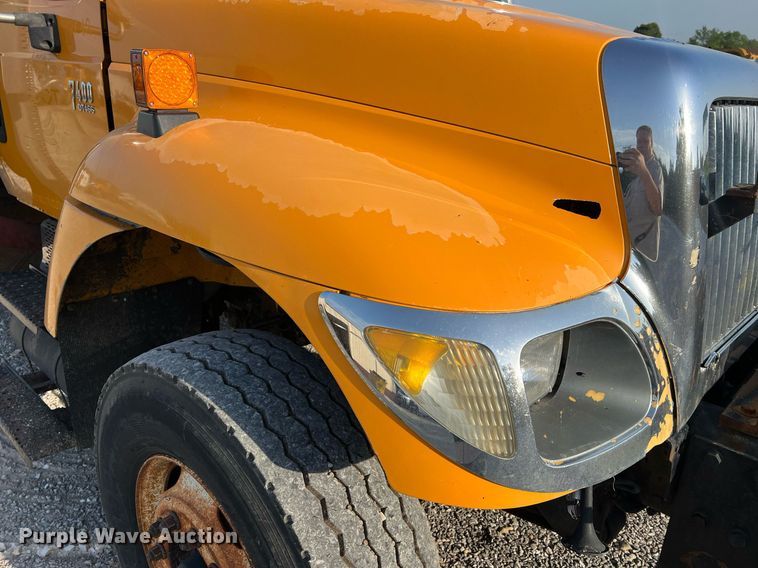 image for item NA9065 2005 International 7400  flatbed truck