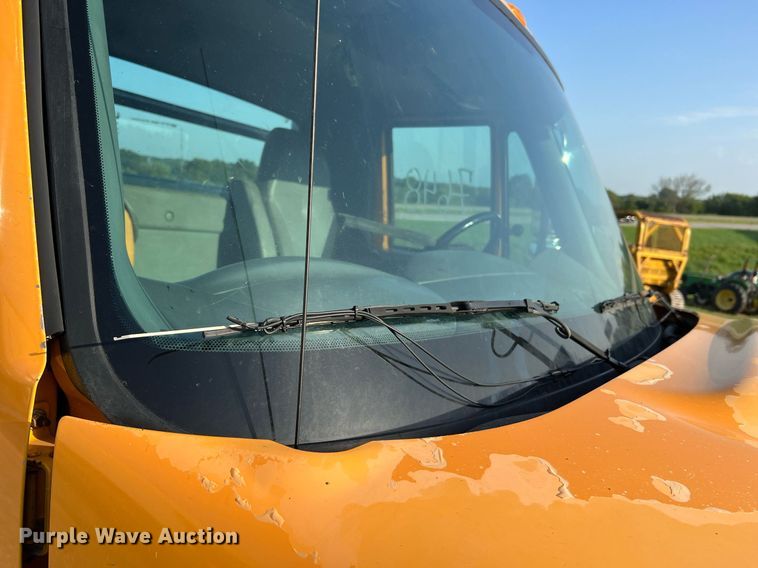 image for item NA9065 2005 International 7400  flatbed truck