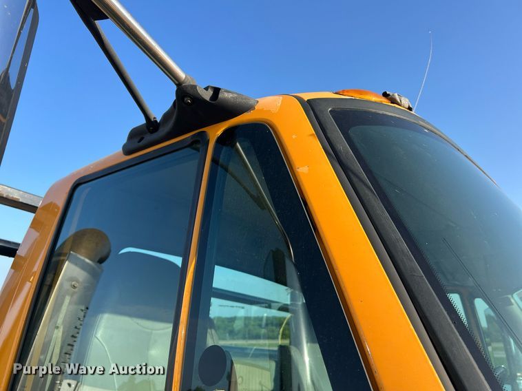 image for item NA9065 2005 International 7400  flatbed truck