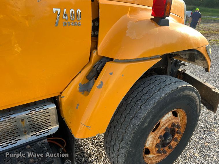 image for item NA9065 2005 International 7400  flatbed truck