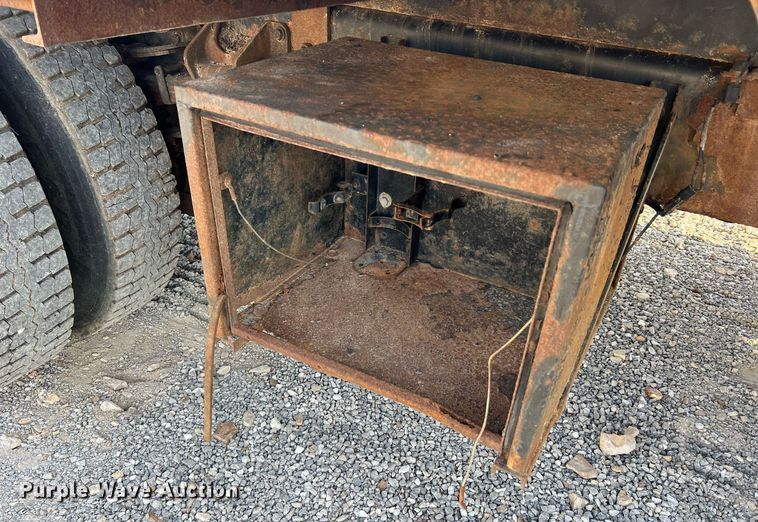 image for item NA9065 2005 International 7400  flatbed truck