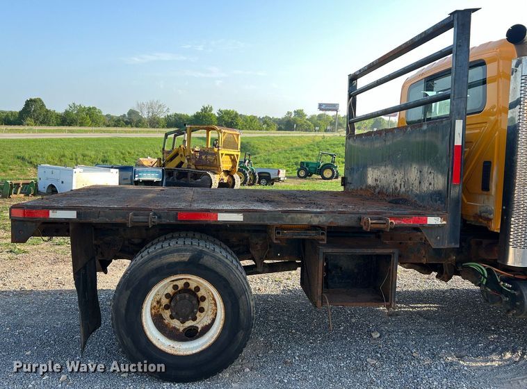 image for item NA9065 2005 International 7400  flatbed truck