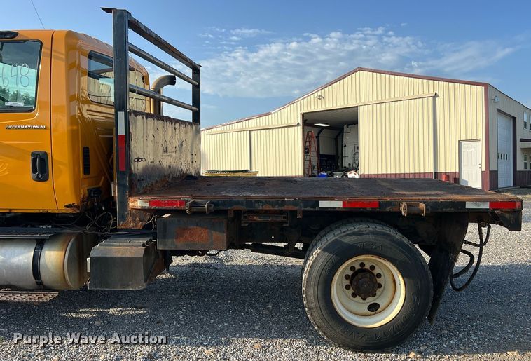 image for item NA9065 2005 International 7400  flatbed truck
