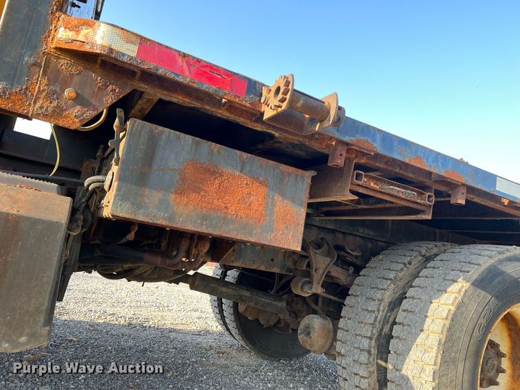 image for item NA9065 2005 International 7400  flatbed truck
