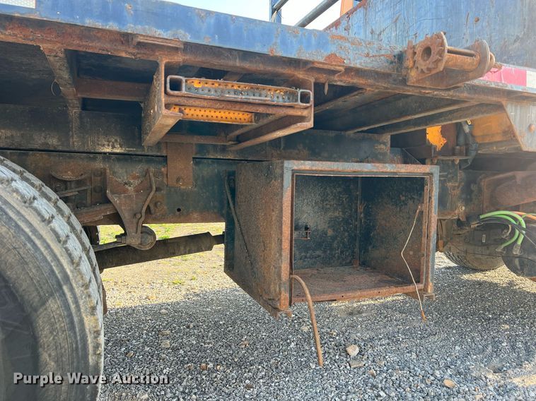 image for item NA9065 2005 International 7400  flatbed truck