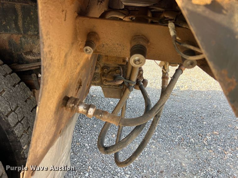 image for item NA9065 2005 International 7400  flatbed truck