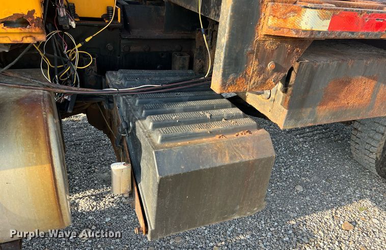 image for item NA9065 2005 International 7400  flatbed truck