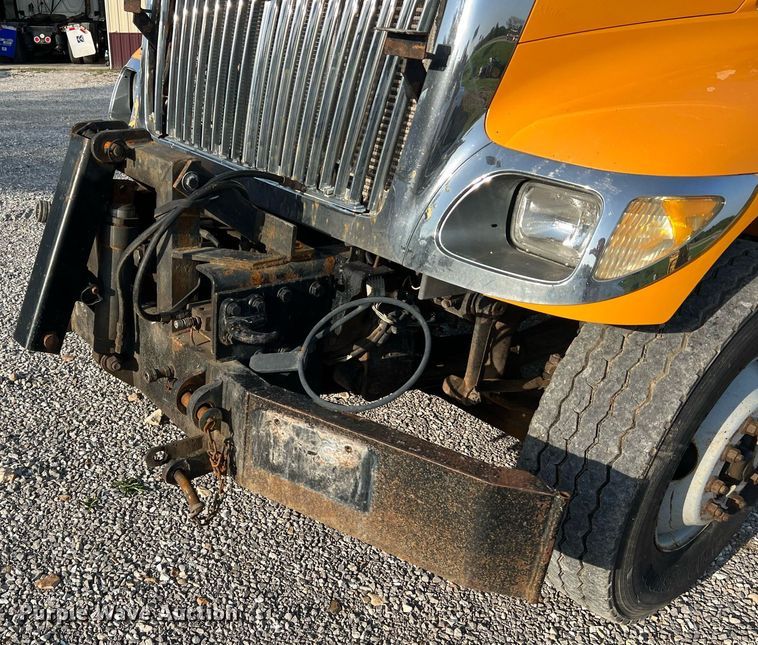 image for item NA9065 2005 International 7400  flatbed truck