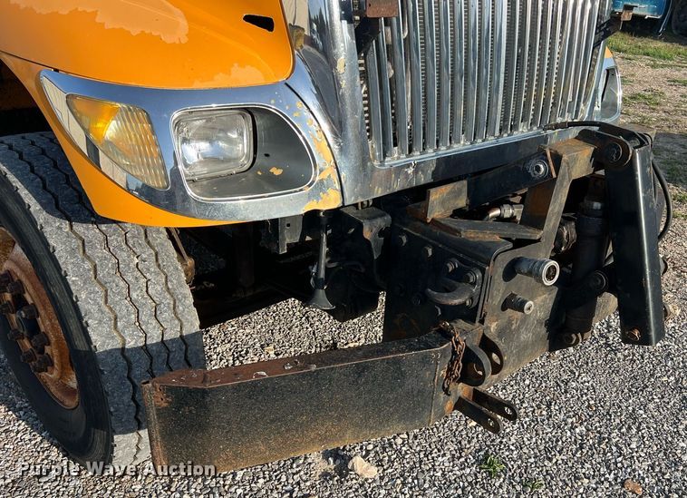 image for item NA9065 2005 International 7400  flatbed truck