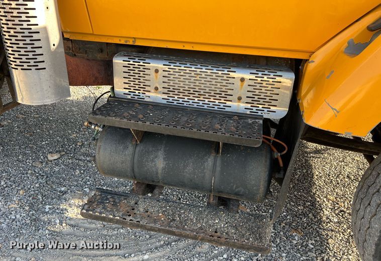 image for item NA9065 2005 International 7400  flatbed truck