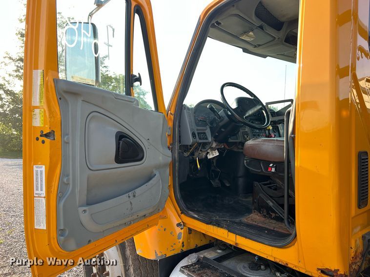 image for item NA9065 2005 International 7400  flatbed truck