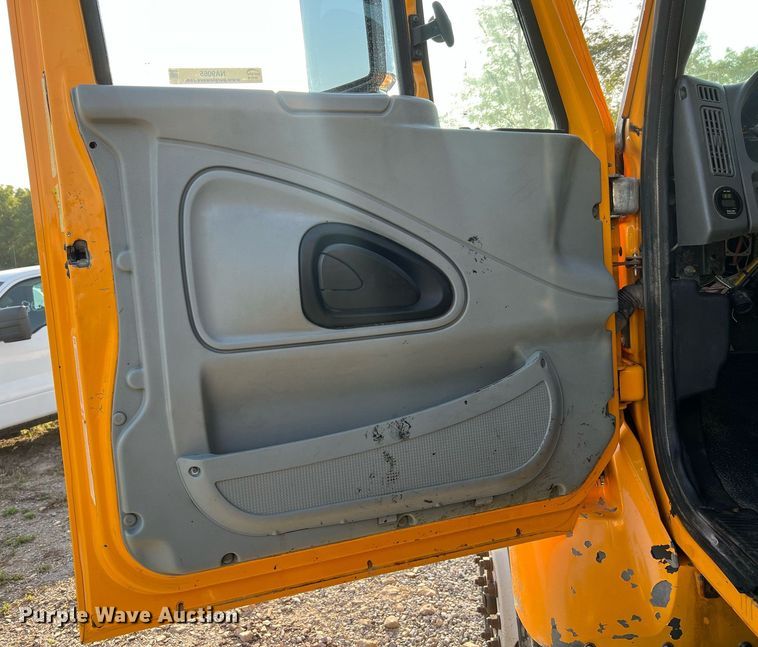 image for item NA9065 2005 International 7400  flatbed truck