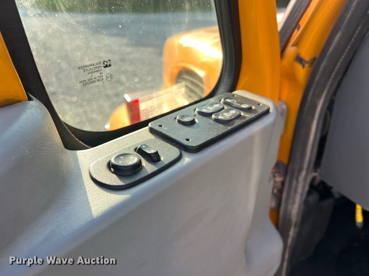 image for item NA9065 2005 International 7400  flatbed truck