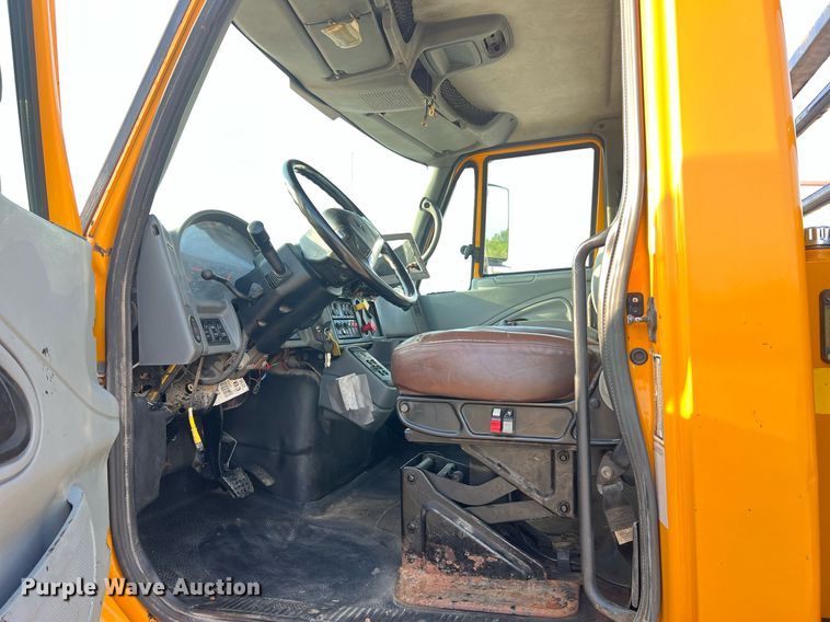 image for item NA9065 2005 International 7400  flatbed truck