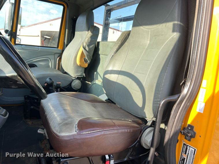 image for item NA9065 2005 International 7400  flatbed truck