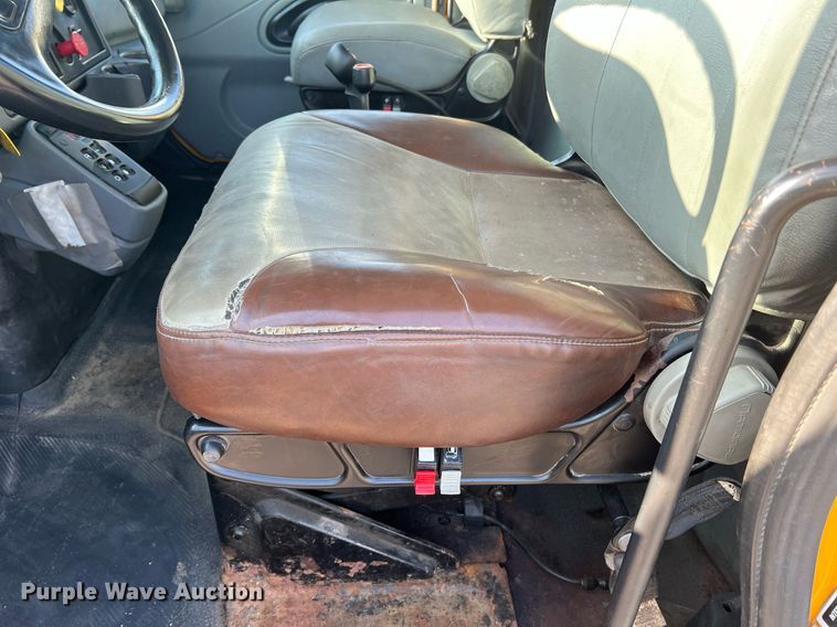 image for item NA9065 2005 International 7400  flatbed truck