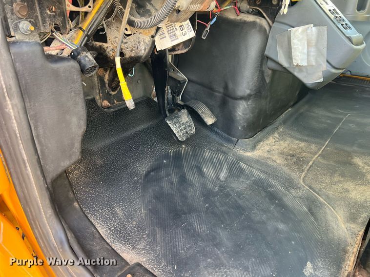 image for item NA9065 2005 International 7400  flatbed truck