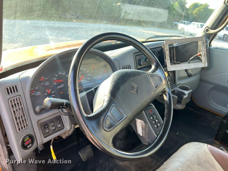 image for item NA9065 2005 International 7400  flatbed truck