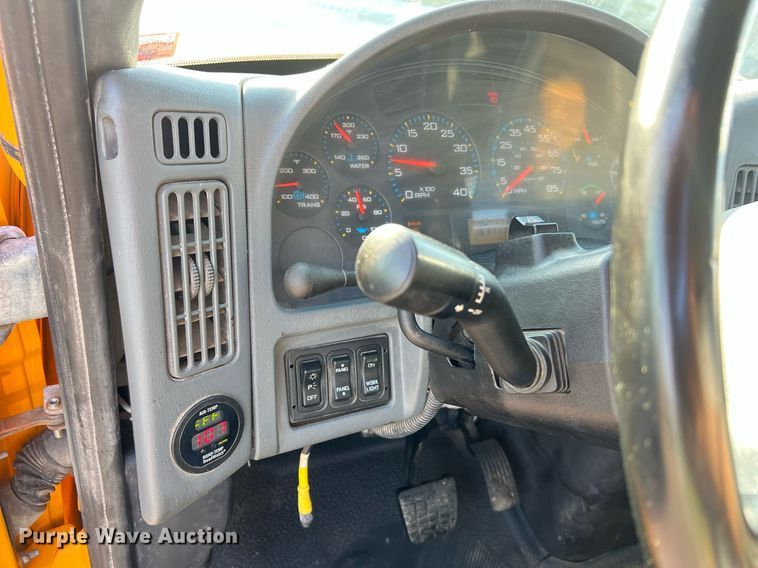 image for item NA9065 2005 International 7400  flatbed truck