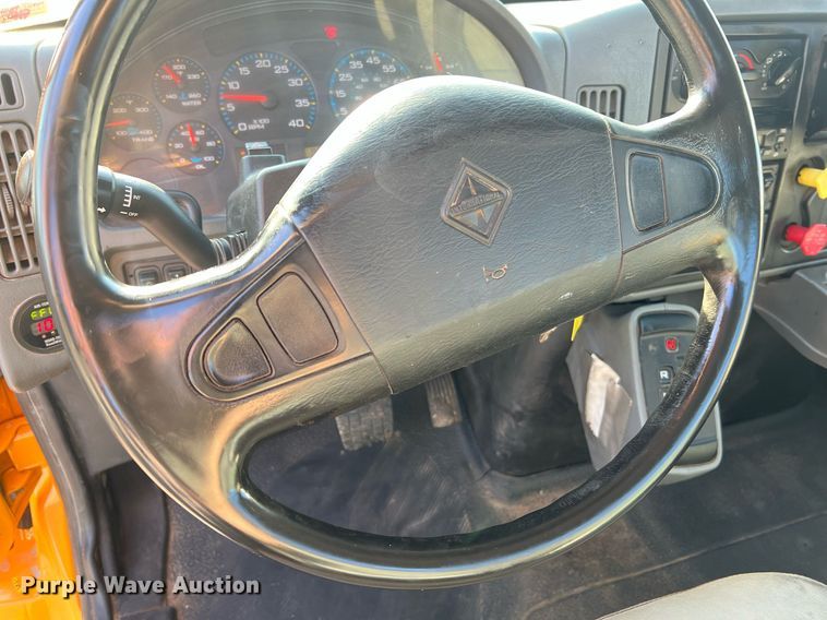 image for item NA9065 2005 International 7400  flatbed truck