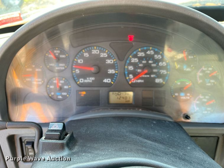 image for item NA9065 2005 International 7400  flatbed truck