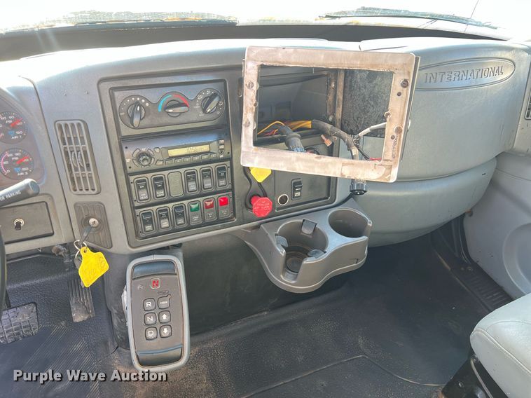 image for item NA9065 2005 International 7400  flatbed truck