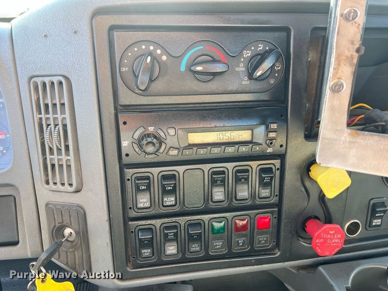 image for item NA9065 2005 International 7400  flatbed truck