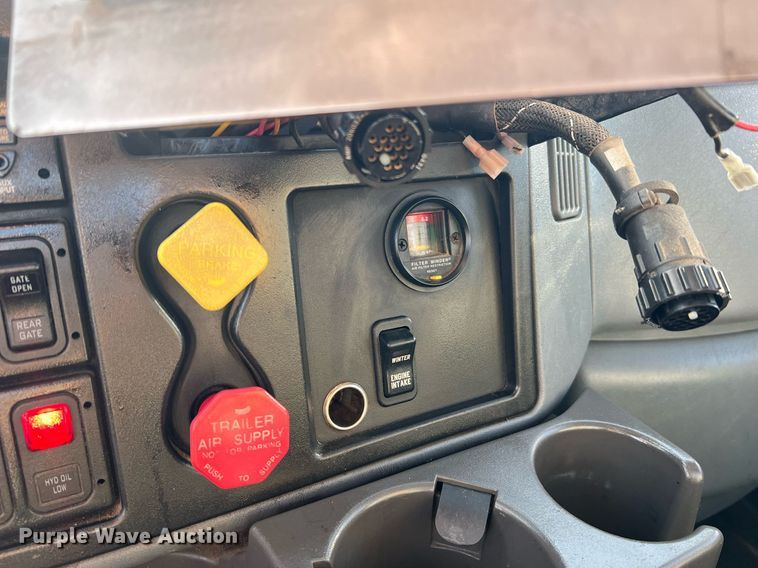 image for item NA9065 2005 International 7400  flatbed truck