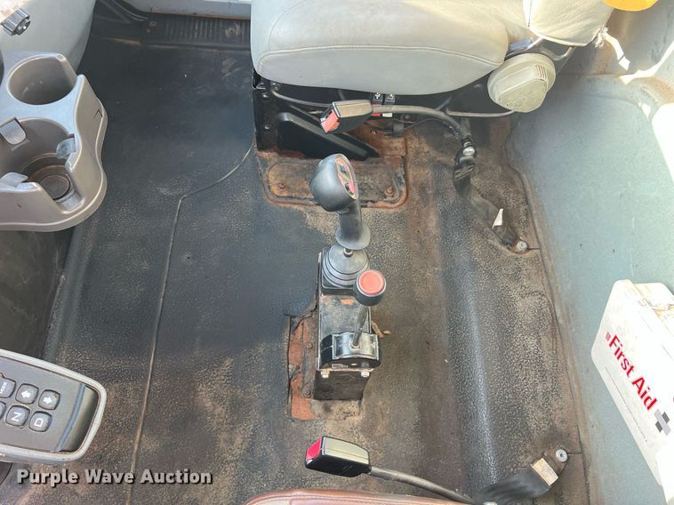 image for item NA9065 2005 International 7400  flatbed truck