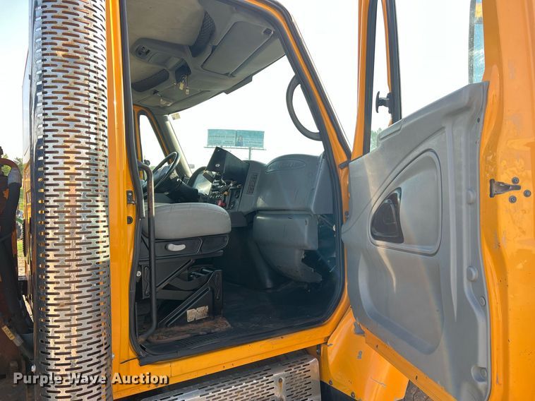 image for item NA9065 2005 International 7400  flatbed truck