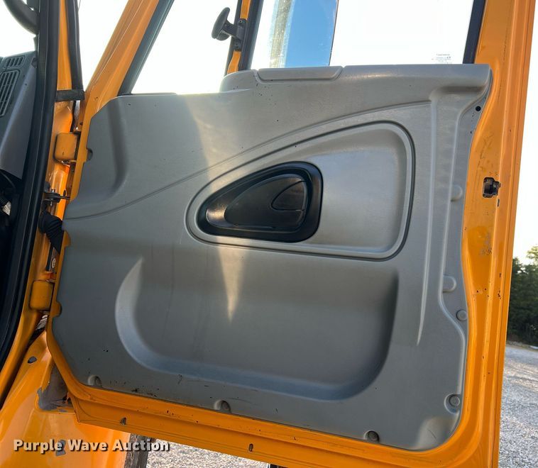 image for item NA9065 2005 International 7400  flatbed truck