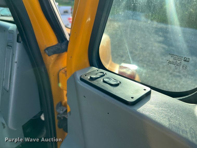 image for item NA9065 2005 International 7400  flatbed truck