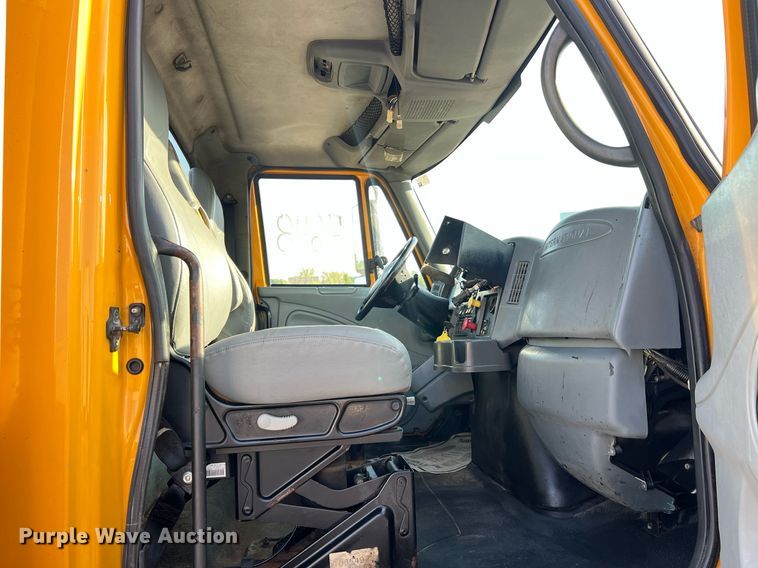 image for item NA9065 2005 International 7400  flatbed truck