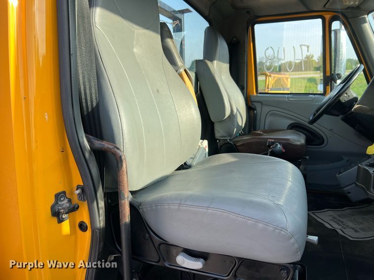 image for item NA9065 2005 International 7400  flatbed truck