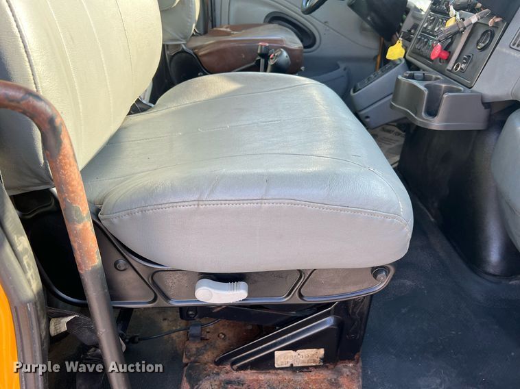 image for item NA9065 2005 International 7400  flatbed truck