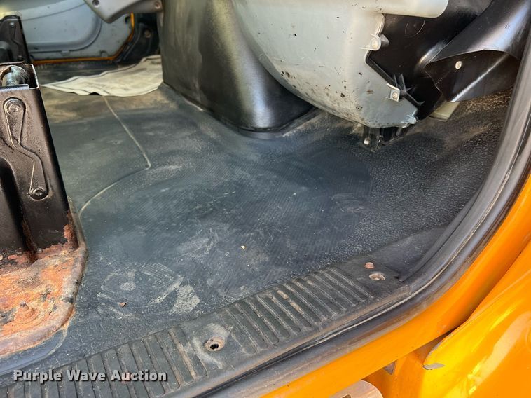 image for item NA9065 2005 International 7400  flatbed truck