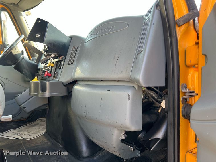 image for item NA9065 2005 International 7400  flatbed truck