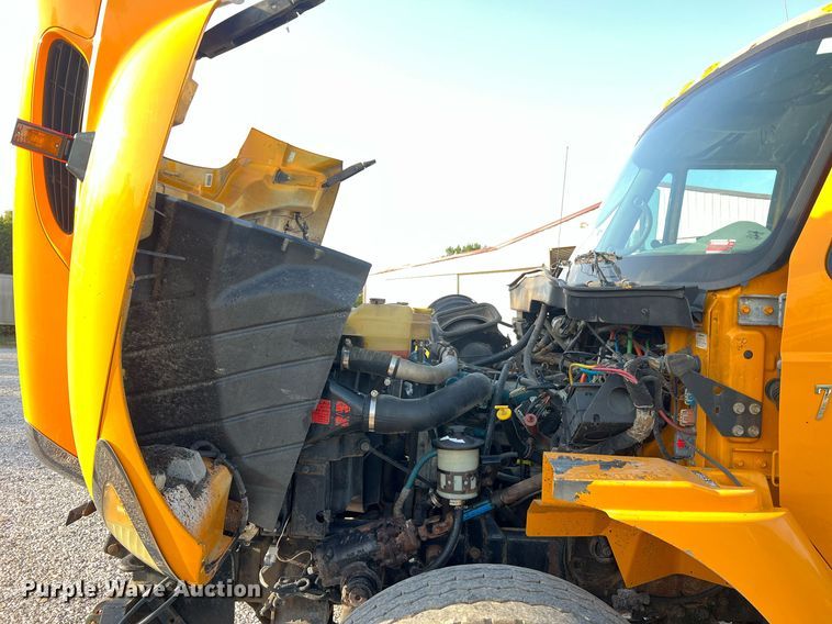 image for item NA9065 2005 International 7400  flatbed truck