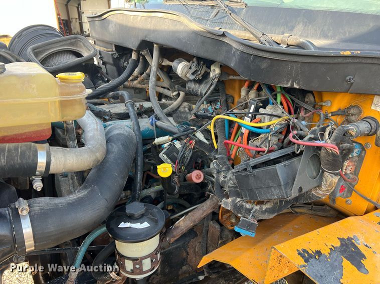 image for item NA9065 2005 International 7400  flatbed truck